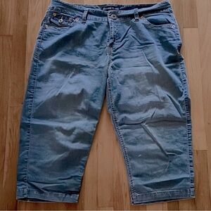 AVENUE JEANS High Rise Capris. NWOT
